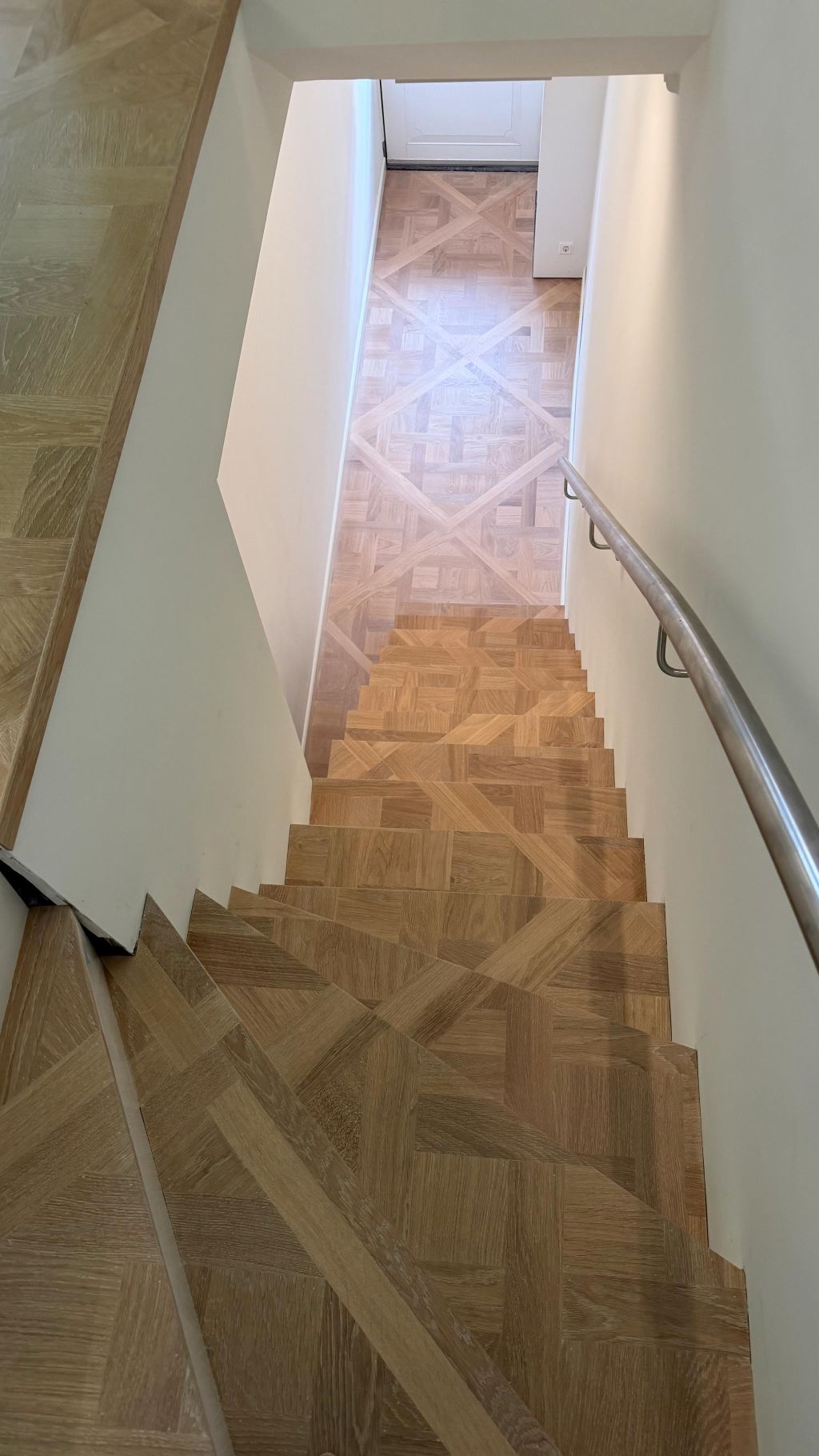 Foto: Wonennl Allstairs Moderne dichte bloktrap met eiken treden en bovenkwartslag 01