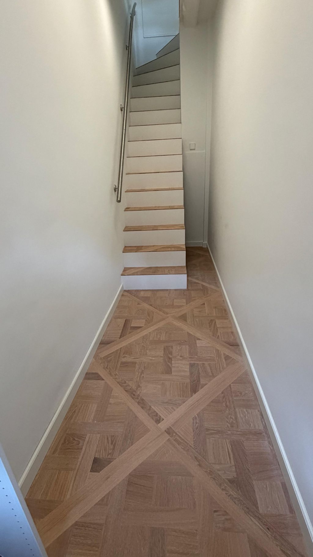 Foto : Moderne dichte bloktrap met eiken treden en bovenkwartslag