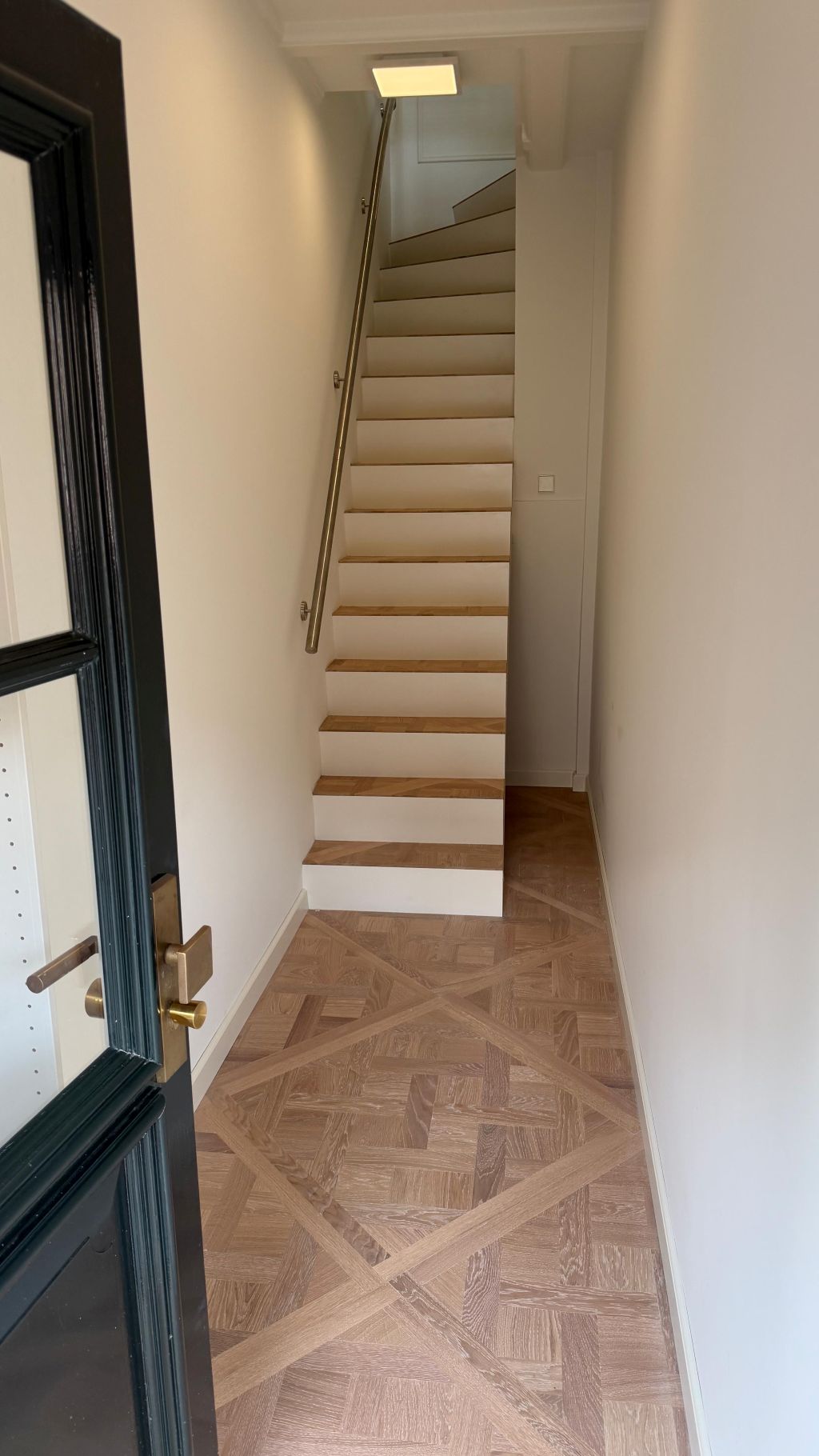 Foto: Wonennl Allstairs Moderne dichte bloktrap met eiken treden en bovenkwartslag 03