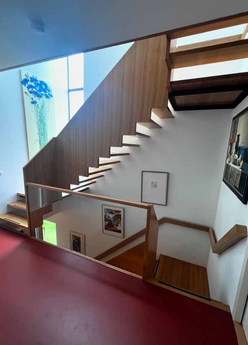 Foto: Wonennl Allstairs eiken trap met dichte balustrades