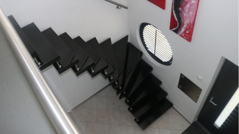 Foto : Open kwartslagtrap met semi-zwevende natuurstenen treden