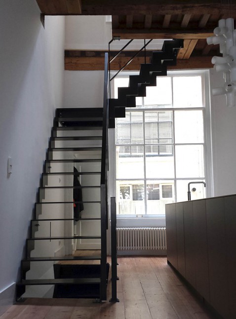 Foto : Open stalen bordestrap: stoer staal als blikvanger in het interieur
