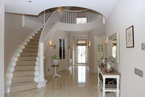 Foto : Een Betoverende Witte Beuken Wenteltrap: Tijdloze Elegantie in Maassluis