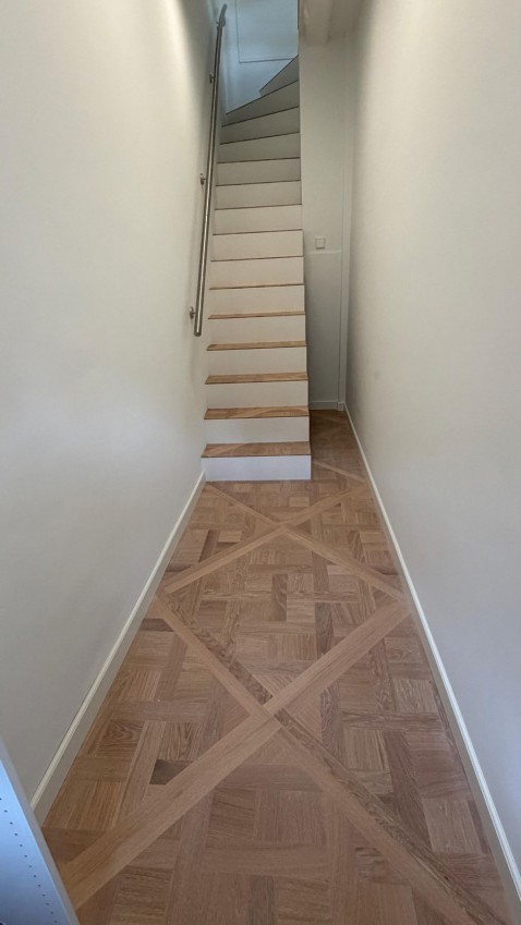 Foto : Moderne dichte bloktrap met eiken treden en bovenkwartslag
