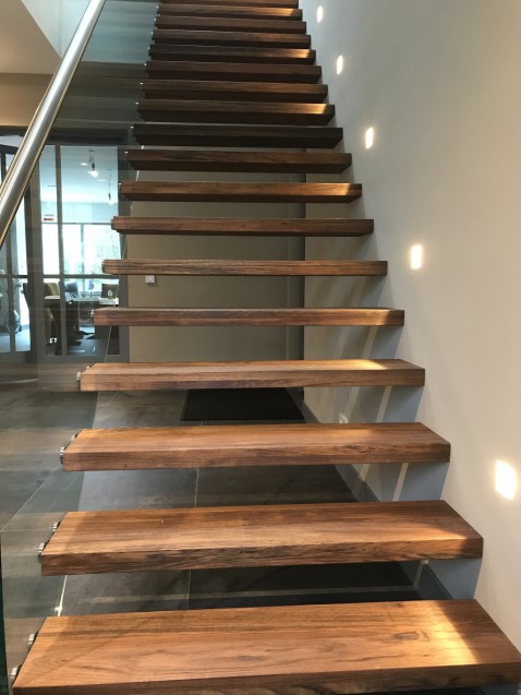 Foto : Een rechte steektrap met glazen trapboom van Allstairs trappen