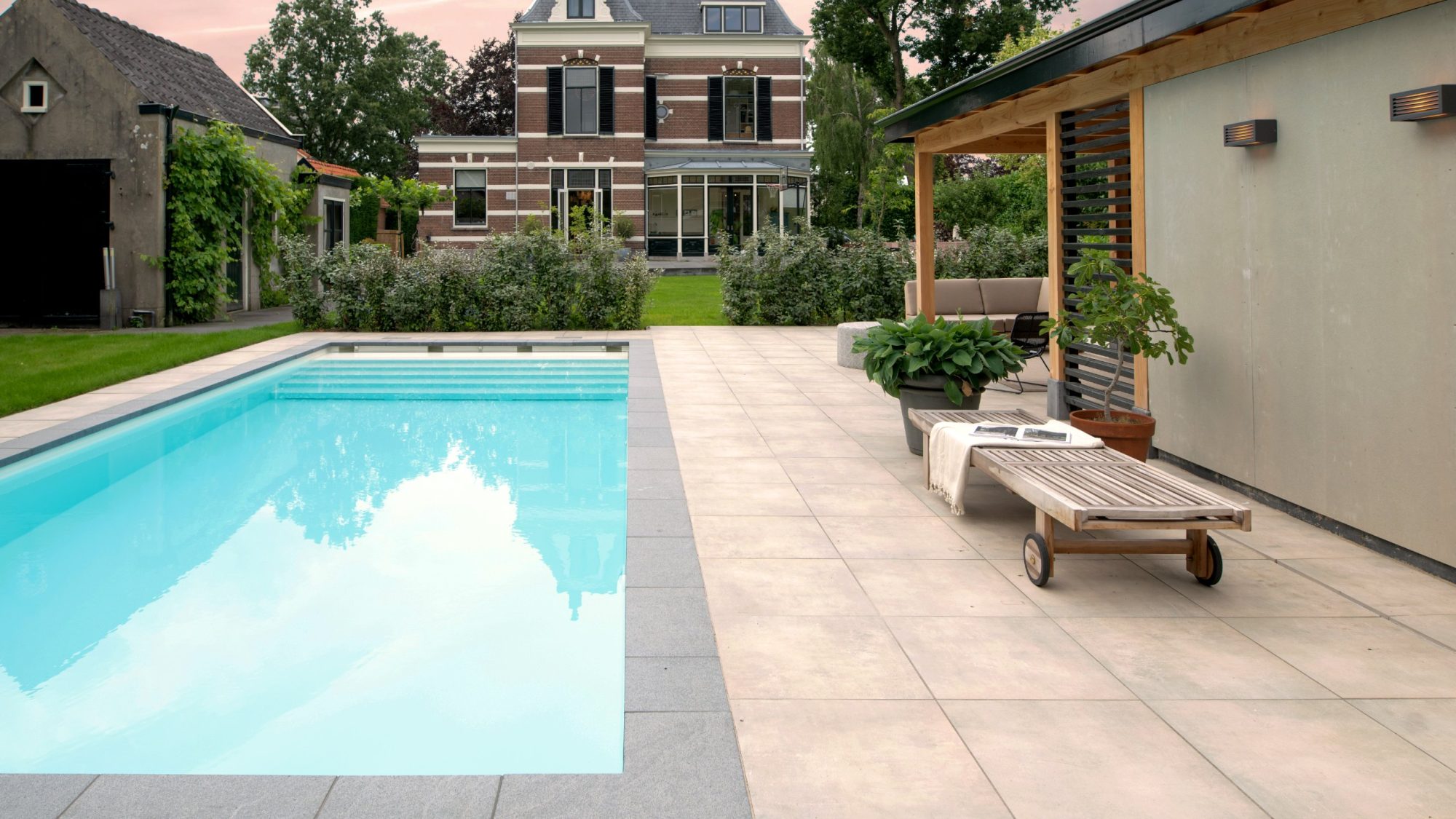 Foto : Luxe en gemak met een skimmerzwembad in je eigen tuin