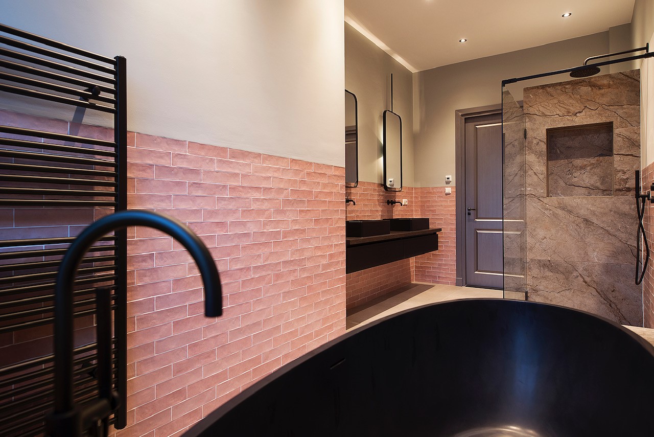 Foto : Project: roze badkamer met zwarte elementen | Luca Sanitair