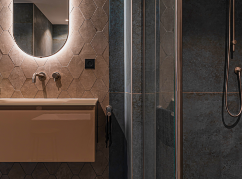 Foto : Project: hotel chic badkamer met donkere kleuren | Luca Sanitair