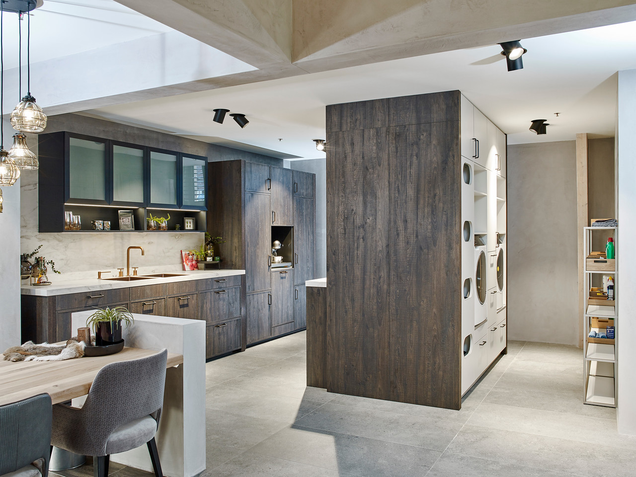 Foto: Studio 95 Tieleman Schuller Nova bijkeuken Kristalgrijs kunststof Siemens droger en wasmachine Tieleman Keukens 3