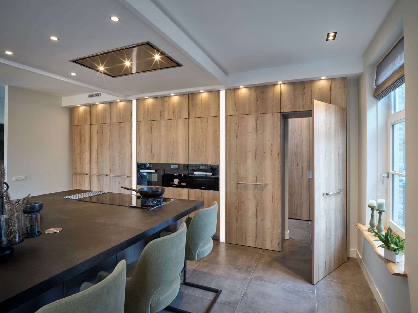 Foto: Tieleman Keukens bijkeuken inloopkast 1600x1200