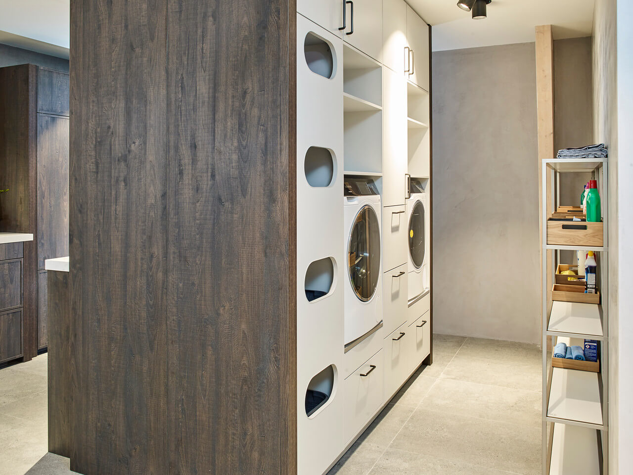 Foto: studio 95 tieleman schuller nova bijkeuken kristalgrijs kunststof siemens droger en wasmachine tieleman keukens 1