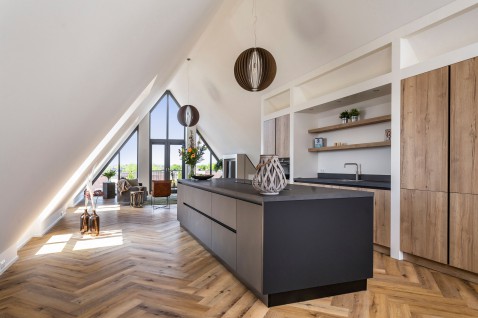 Foto : Binnenkijker: zwarte / houten keuken in een penthouse