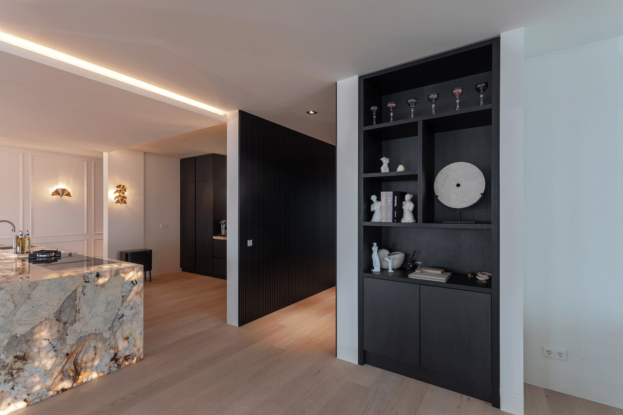 Foto: Tieleman Keukens Binnenkijker Loosdrecht Hotel chique keuken matzwart marmer kookeiland 14