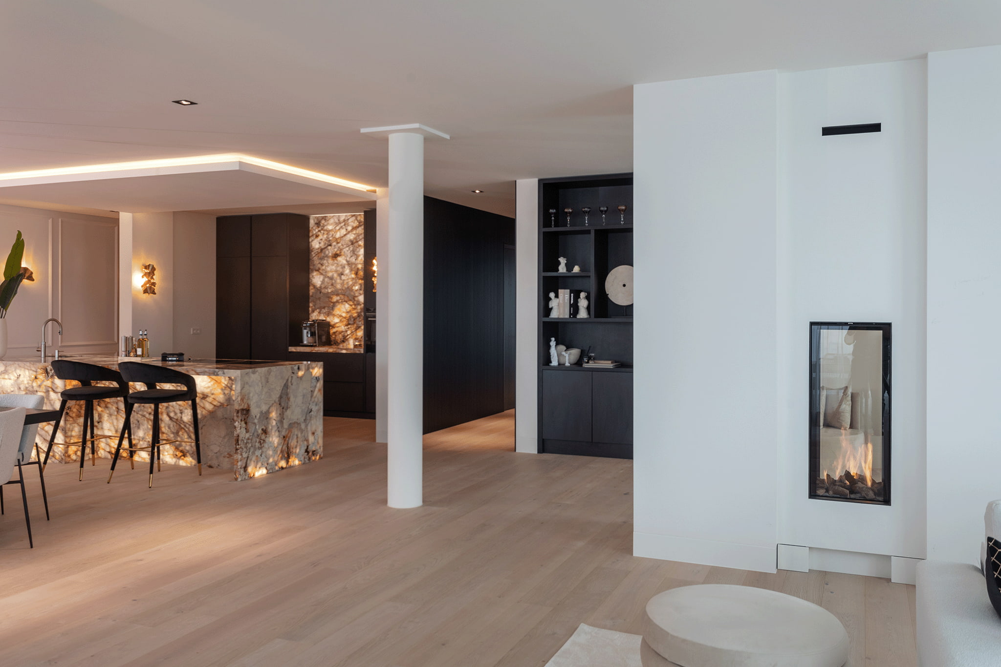 Foto: Tieleman Keukens Binnenkijker Loosdrecht Hotel chique keuken matzwart marmer kookeiland 15