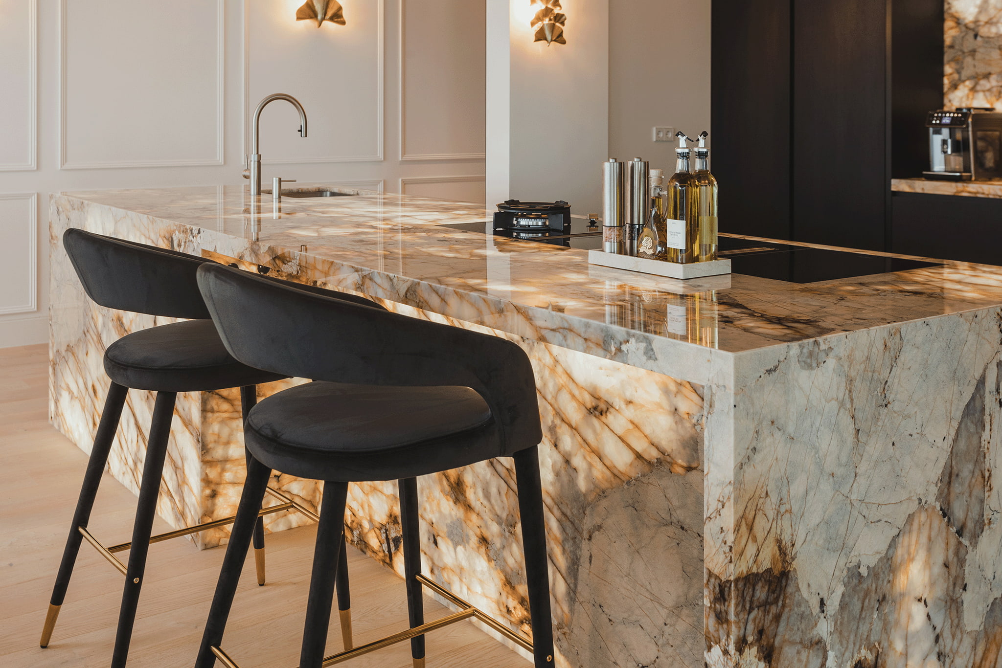 Foto: Tieleman Keukens Binnenkijker Loosdrecht Hotel chique keuken matzwart marmer kookeiland 4