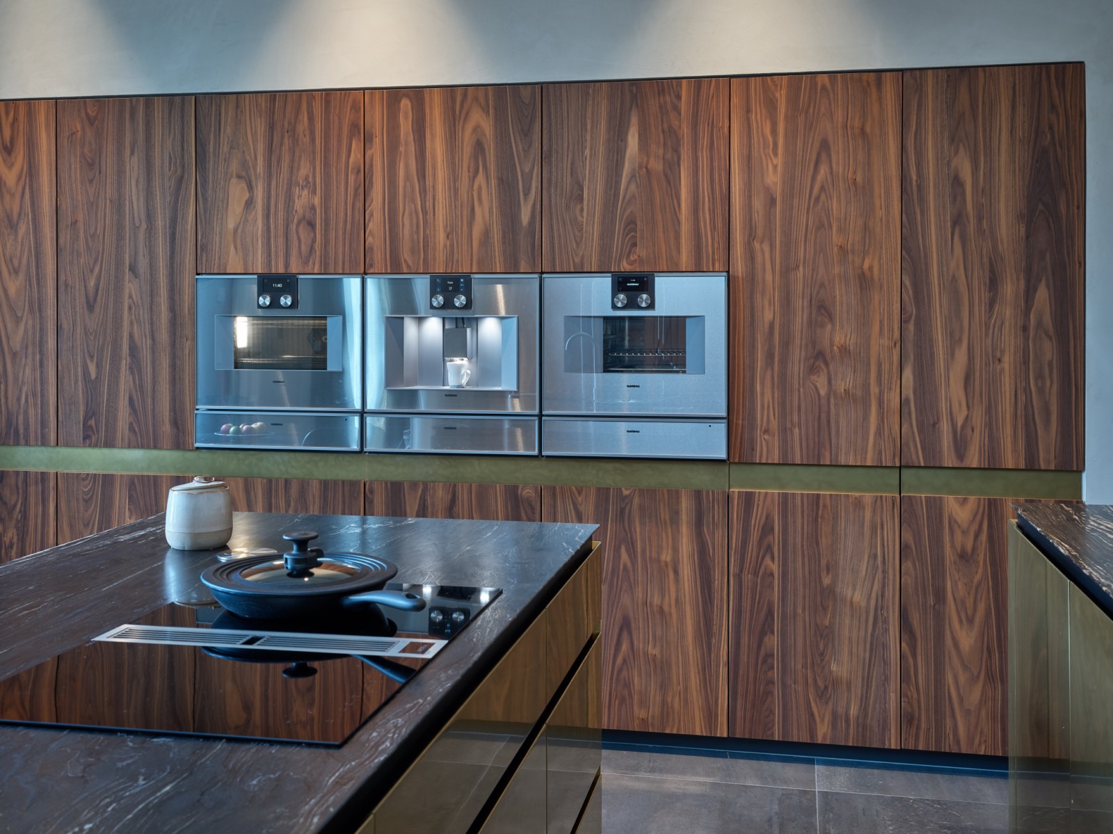 Foto: Geplaatste Tieleman keuken Tieleman Exclusief Mereno Milano Messing Notenhout Marmerlook aanrechtblad Van der Weide Den Haag 16