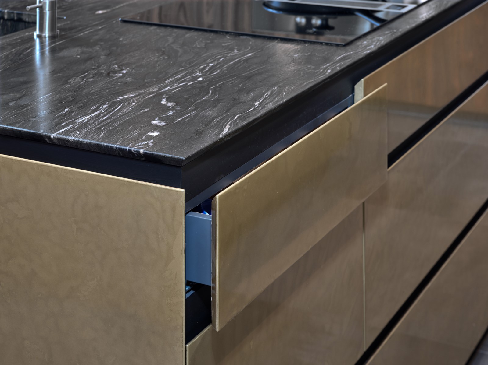 Foto: Geplaatste Tieleman keuken Tieleman Exclusief Mereno Milano Messing Notenhout Marmerlook aanrechtblad Van der Weide Den Haag 19