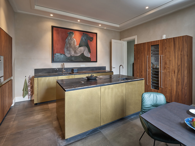 Foto: Geplaatste Tieleman keuken Tieleman Exclusief Mereno Milano Messing Notenhout Marmerlook aanrechtblad Van der Weide Den Haag 2b