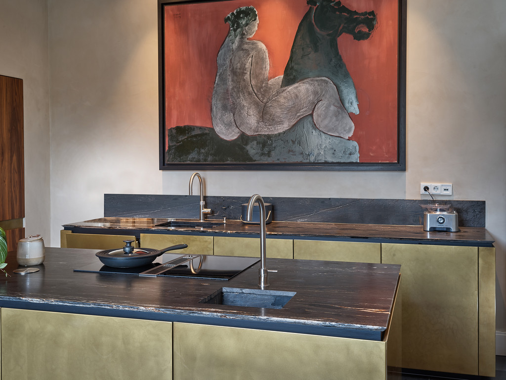 Foto: Geplaatste Tieleman keuken Tieleman Exclusief Mereno Milano Messing Notenhout Marmerlook aanrechtblad Van der Weide Den Haag 3b