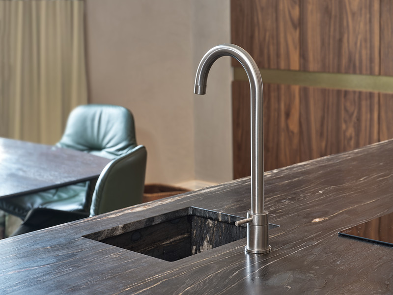 Foto: Geplaatste Tieleman keuken Tieleman Exclusief Mereno Milano Messing Notenhout Marmerlook aanrechtblad Van der Weide Den Haag 4b