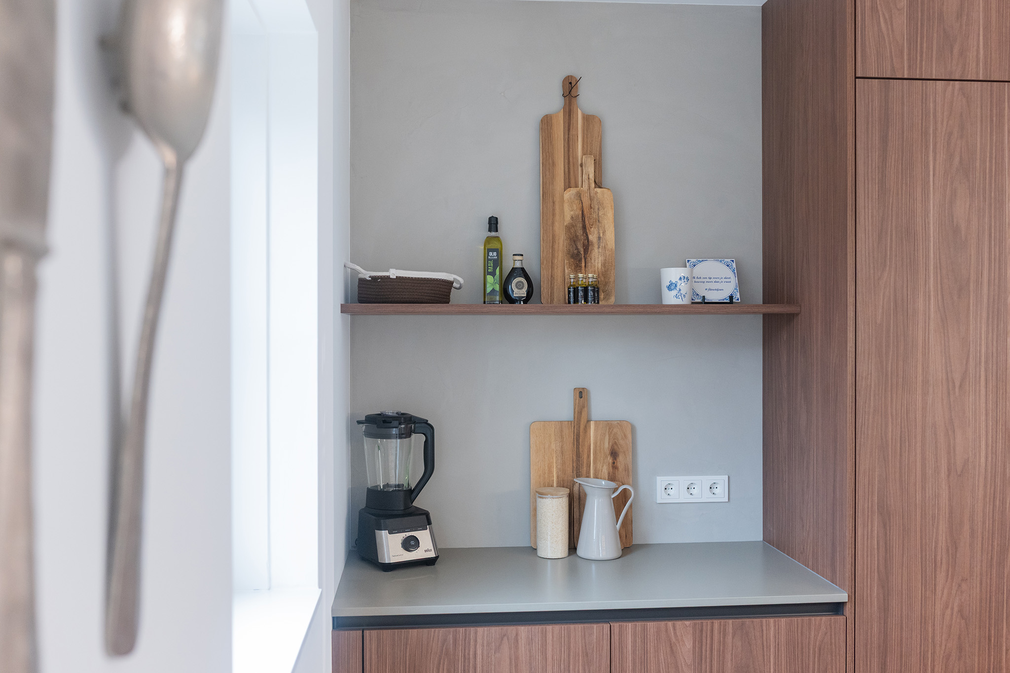 Foto: Tieleman Keukens Binnenkijker geplaatste keuken Smit Almere Keller Elba walnoot verticaal Keller Evia ultra mat klei composiet aanrechtblad Dekker 14