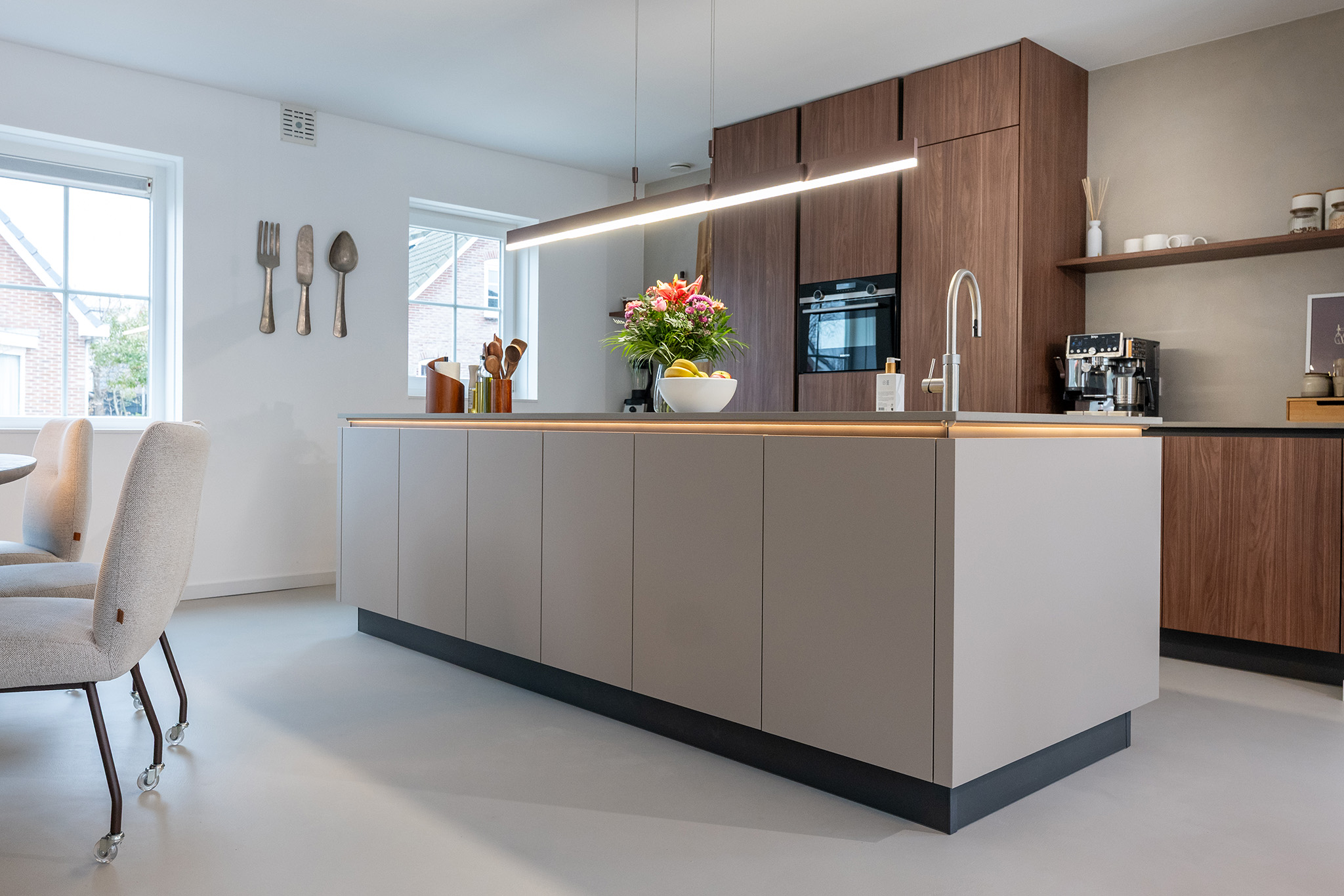 Foto: Tieleman Keukens Binnenkijker geplaatste keuken Smit Almere Keller Elba walnoot verticaal Keller Evia ultra mat klei composiet aanrechtblad Dekker 16