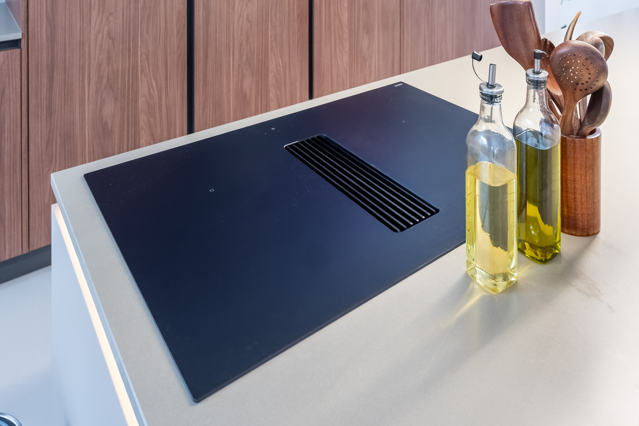 Foto: Tieleman Keukens Binnenkijker geplaatste keuken Smit Almere Keller Elba walnoot verticaal Keller Evia ultra mat klei composiet aanrechtblad Dekker 17