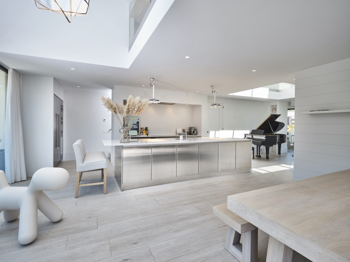 Foto: Geplaatste Tieleman keuken Tieleman Keukens rvs deuren  wit aanrechtblad  greeploos Domburg 1