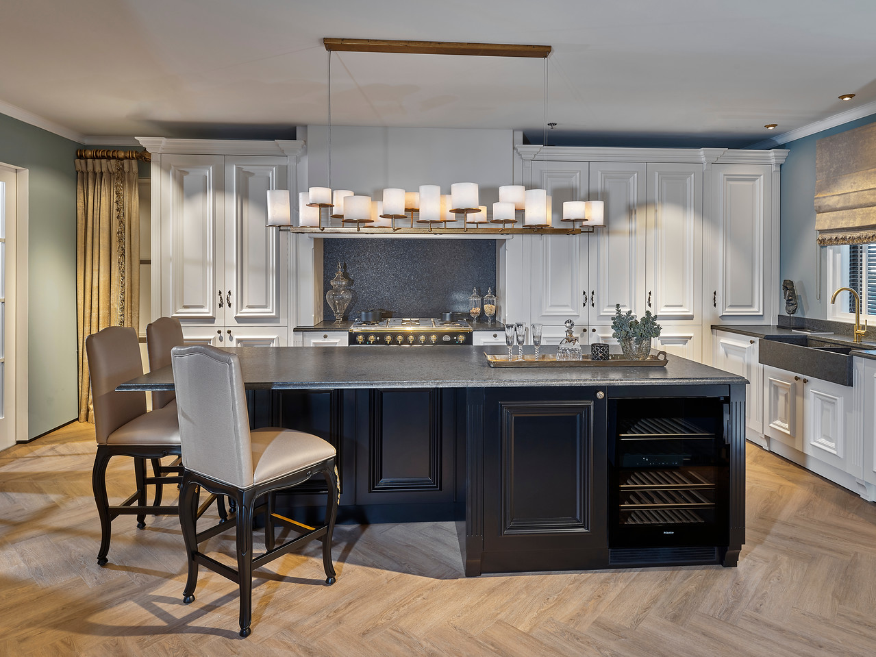 Foto: Studio 108a Tieleman Maison Sucre model Long Island en Fairmont kaderdeur zwart en wit zijdeglans Tieleman Keukens 1