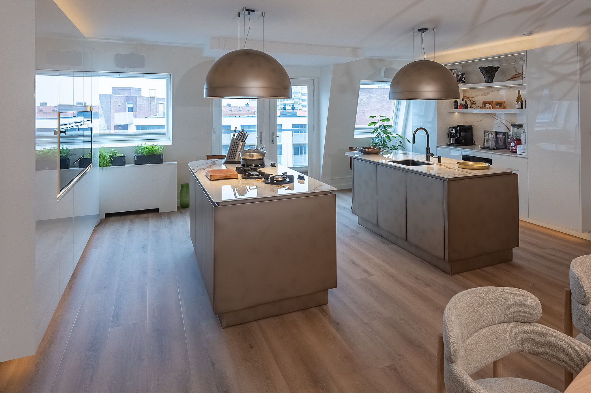 Foto: Tieleman Keukens Binnenkijker geplaatste keukens keuken dubbel kookeiland brons en hoogglans wit 1