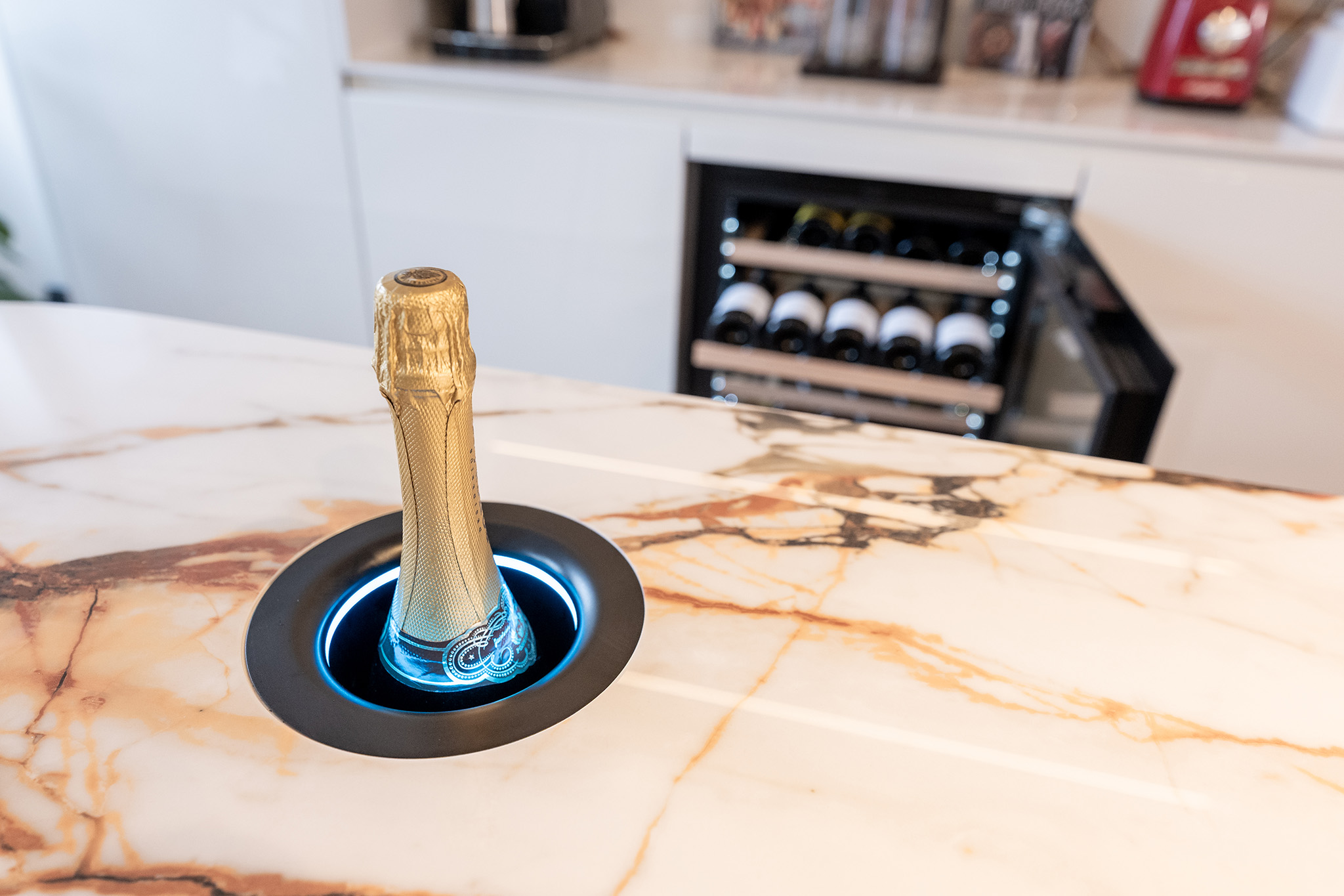 Foto: Tieleman Keukens Binnenkijker geplaatste keukens keuken dubbel kookeiland brons en hoogglans wit 19