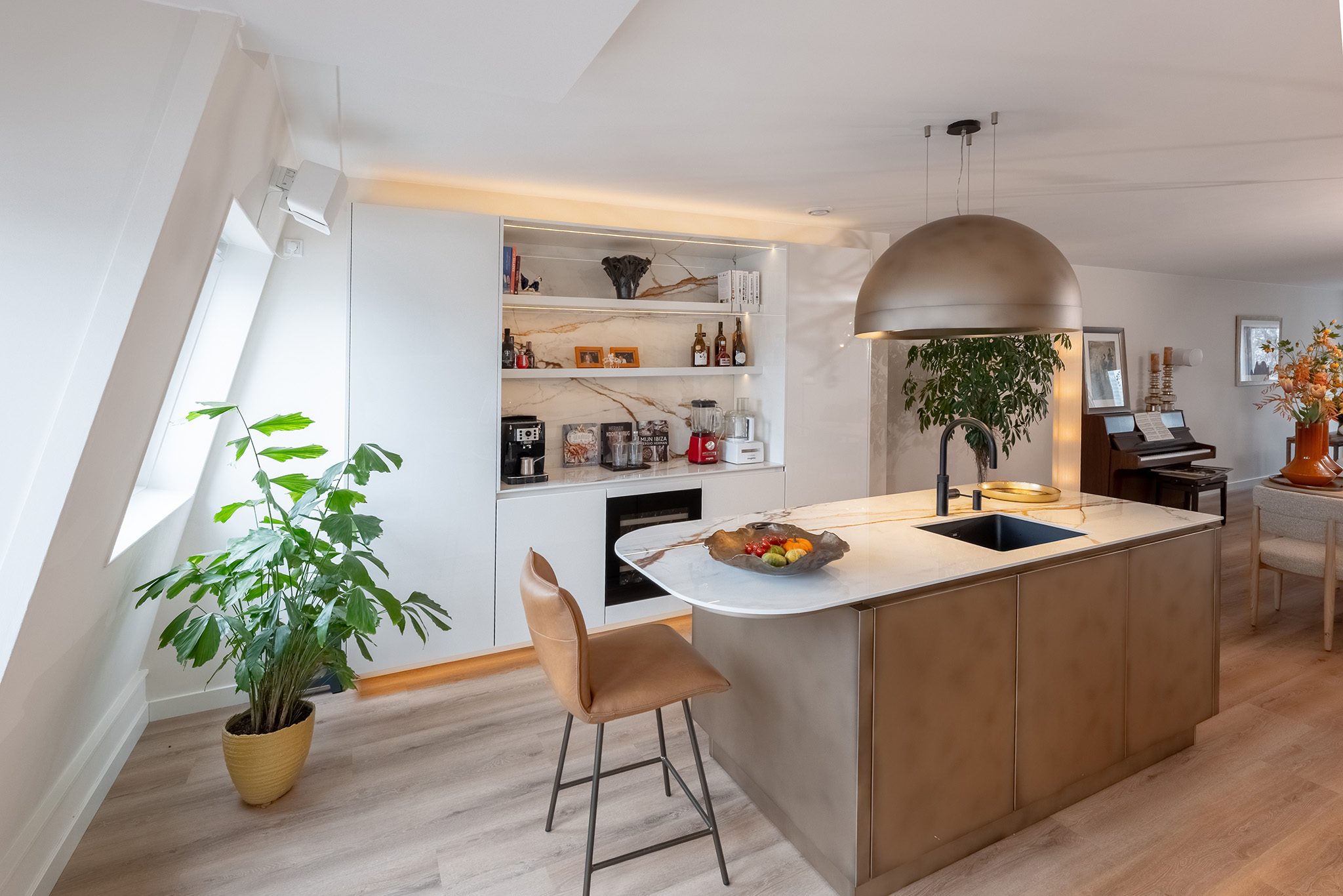 Foto: Tieleman Keukens Binnenkijker geplaatste keukens keuken dubbel kookeiland brons en hoogglans wit 2