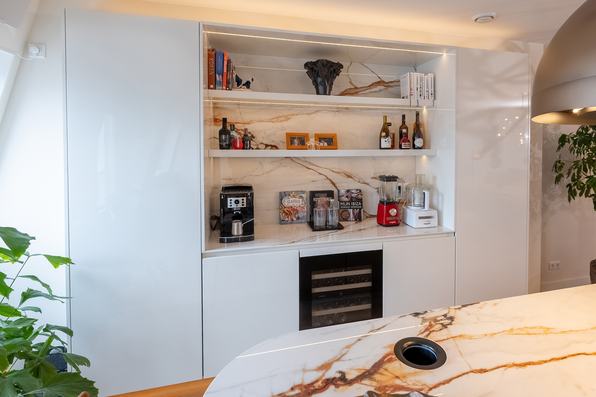 Foto: Tieleman Keukens Binnenkijker geplaatste keukens keuken dubbel kookeiland brons en hoogglans wit 3