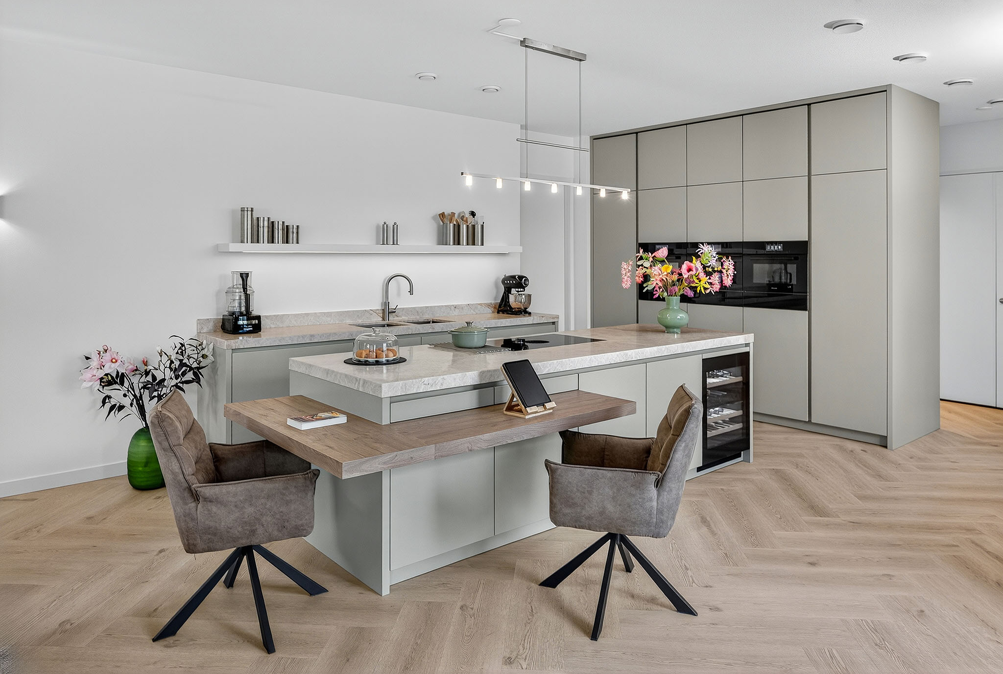 Foto: Tieleman Keukens geplaatste Mereno Milano keuken met bijpassend maatwerkinterieur Rosmalen Keuken overview