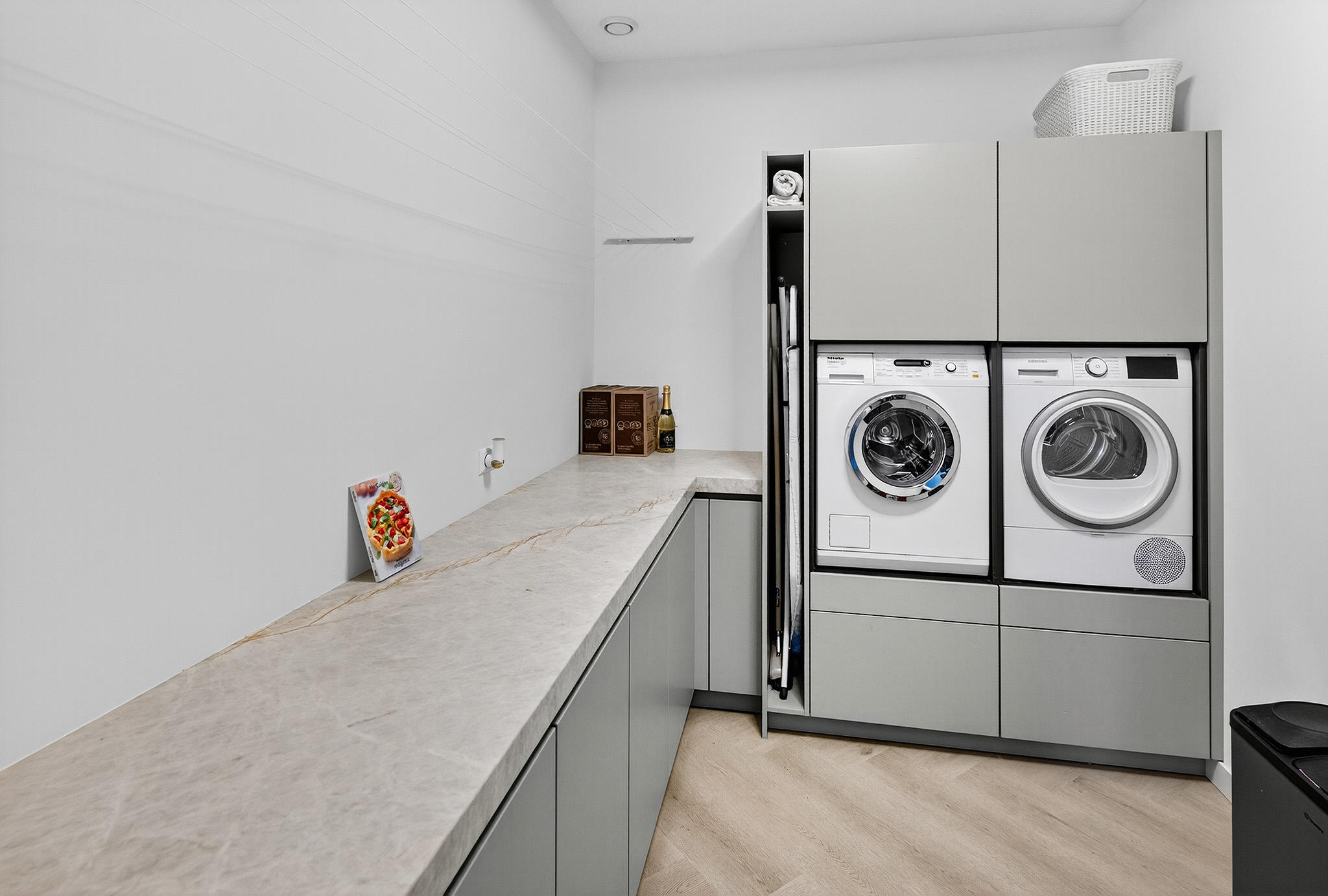 Foto: Tieleman Keukens geplaatste Mereno Milano keuken met bijpassend maatwerkinterieur Rosmalen bijkeuken washok