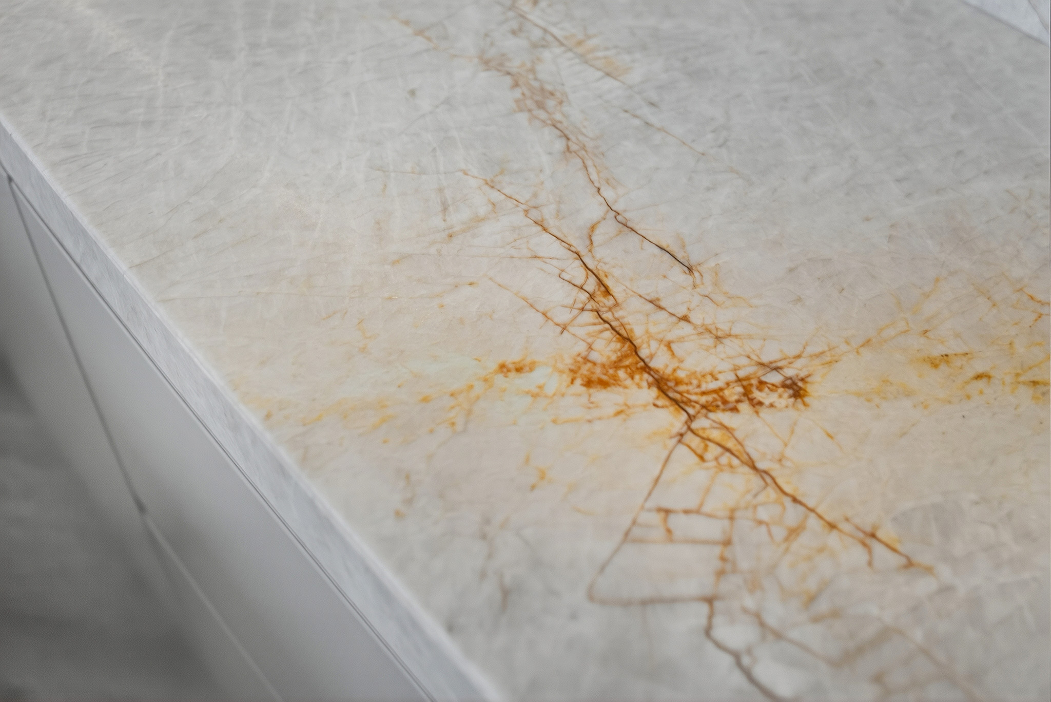 Foto: Tieleman Keukens geplaatste Mereno Milano keuken met bijpassend maatwerkinterieur Rosmalen closeup keukenblad