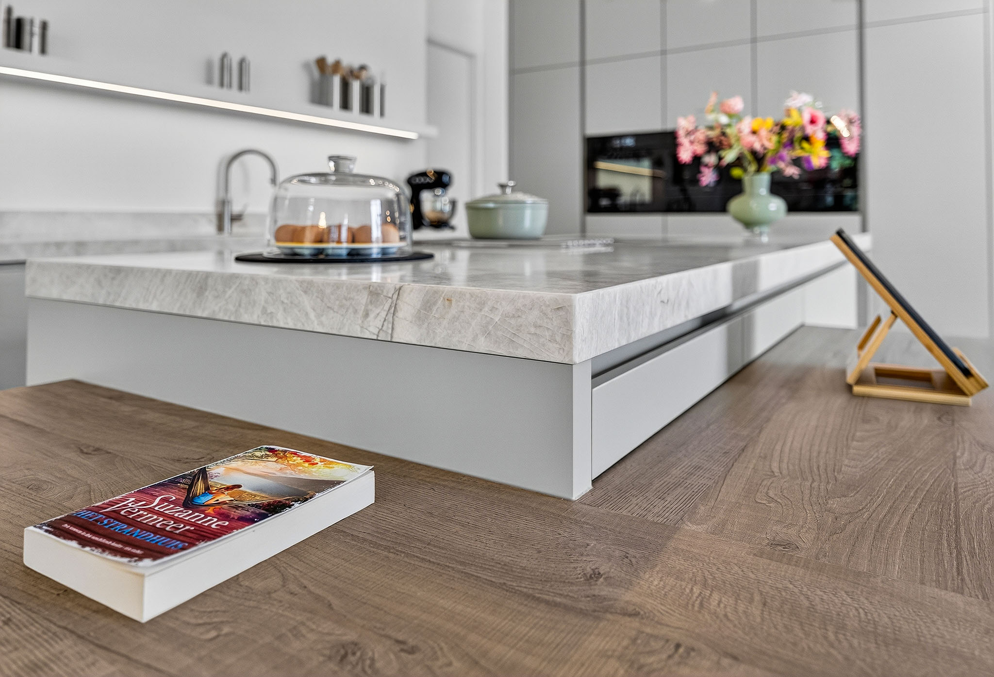 Foto: Tieleman Keukens geplaatste Mereno Milano keuken met bijpassend maatwerkinterieur Rosmalen geintegreerde eettafel kookeiland