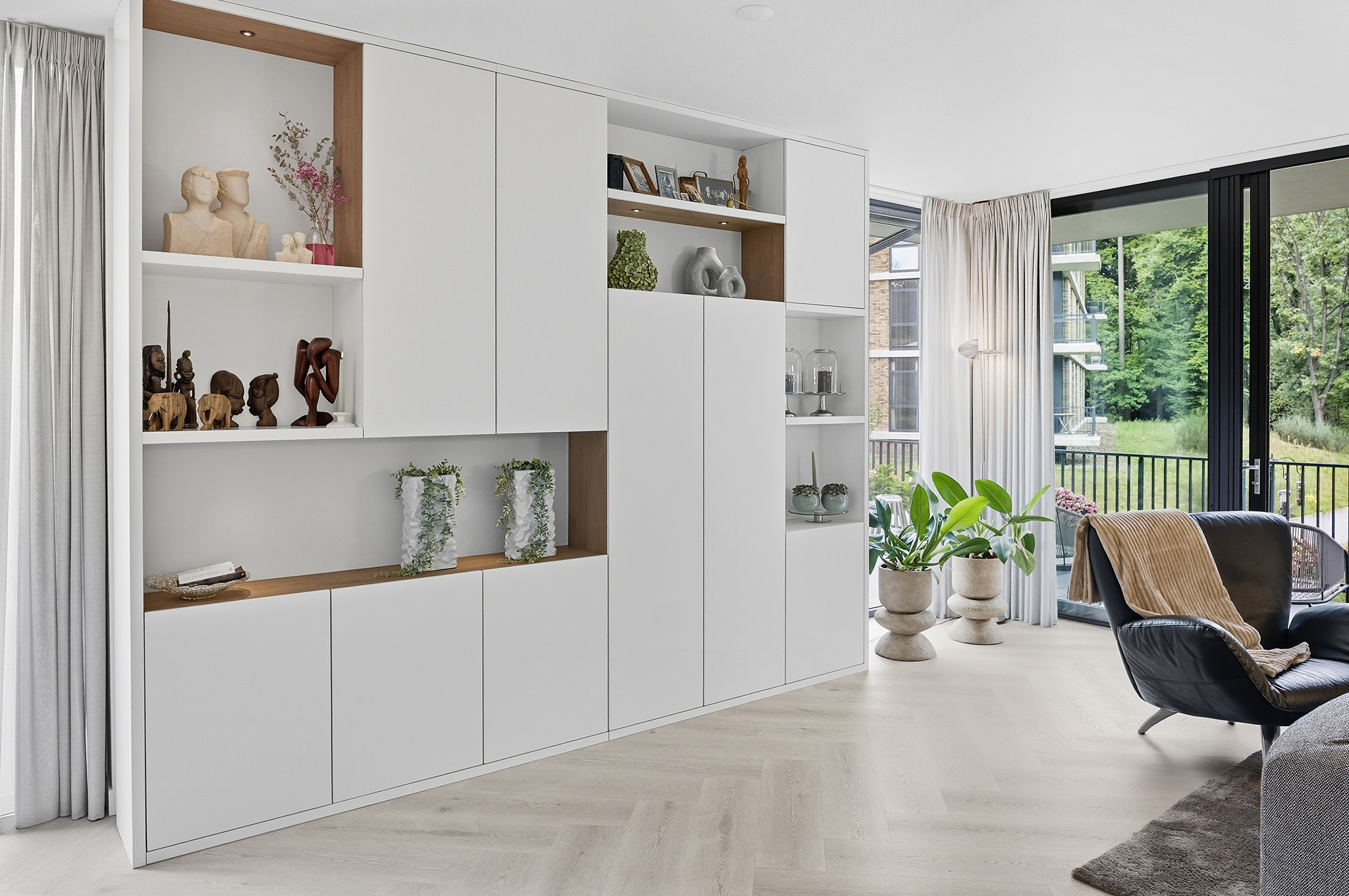 Foto: Tieleman Keukens geplaatste Mereno Milano keuken met bijpassend maatwerkinterieur Rosmalen kast op maat met open vakken