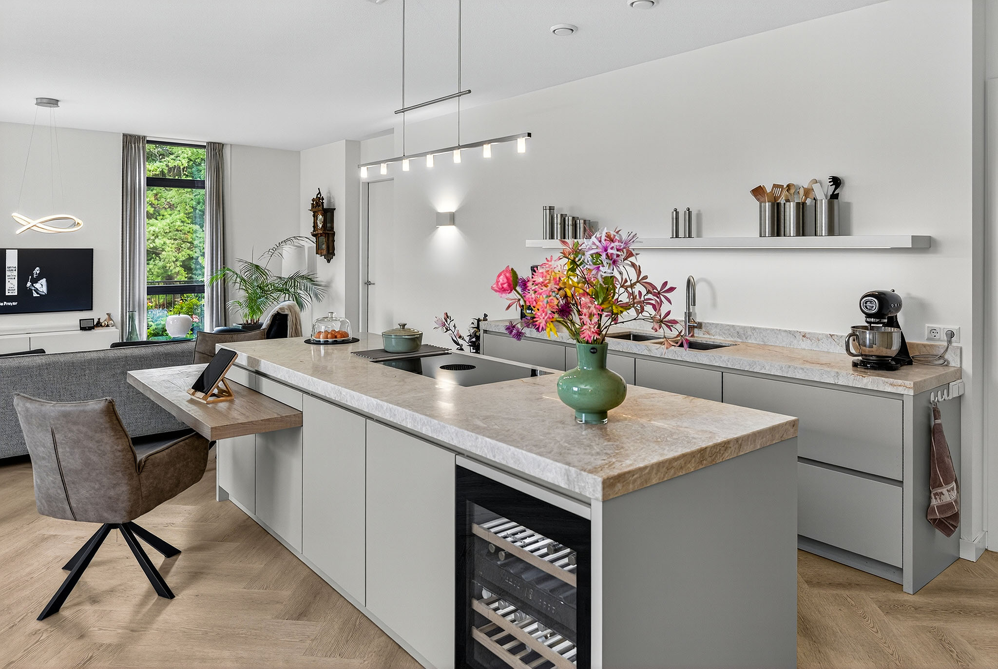 Foto: Tieleman Keukens geplaatste Mereno Milano keuken met bijpassend maatwerkinterieur Rosmalen lichtgrijze keuken