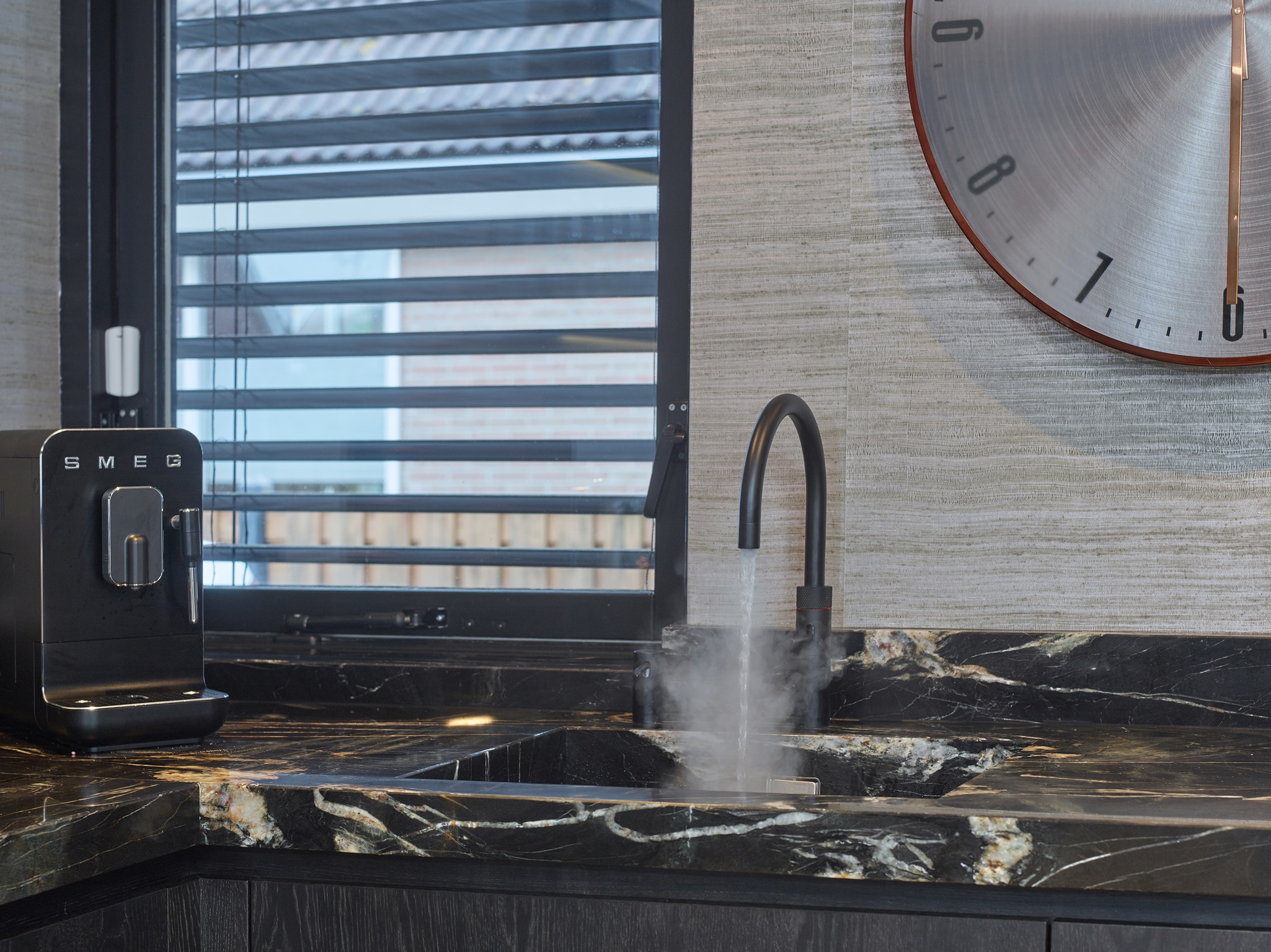 Foto: Geplaatste Tieleman keuken Laeyendecker Mereno Milano houtfineer kwartsiet aanrechtblad greeploos 11a