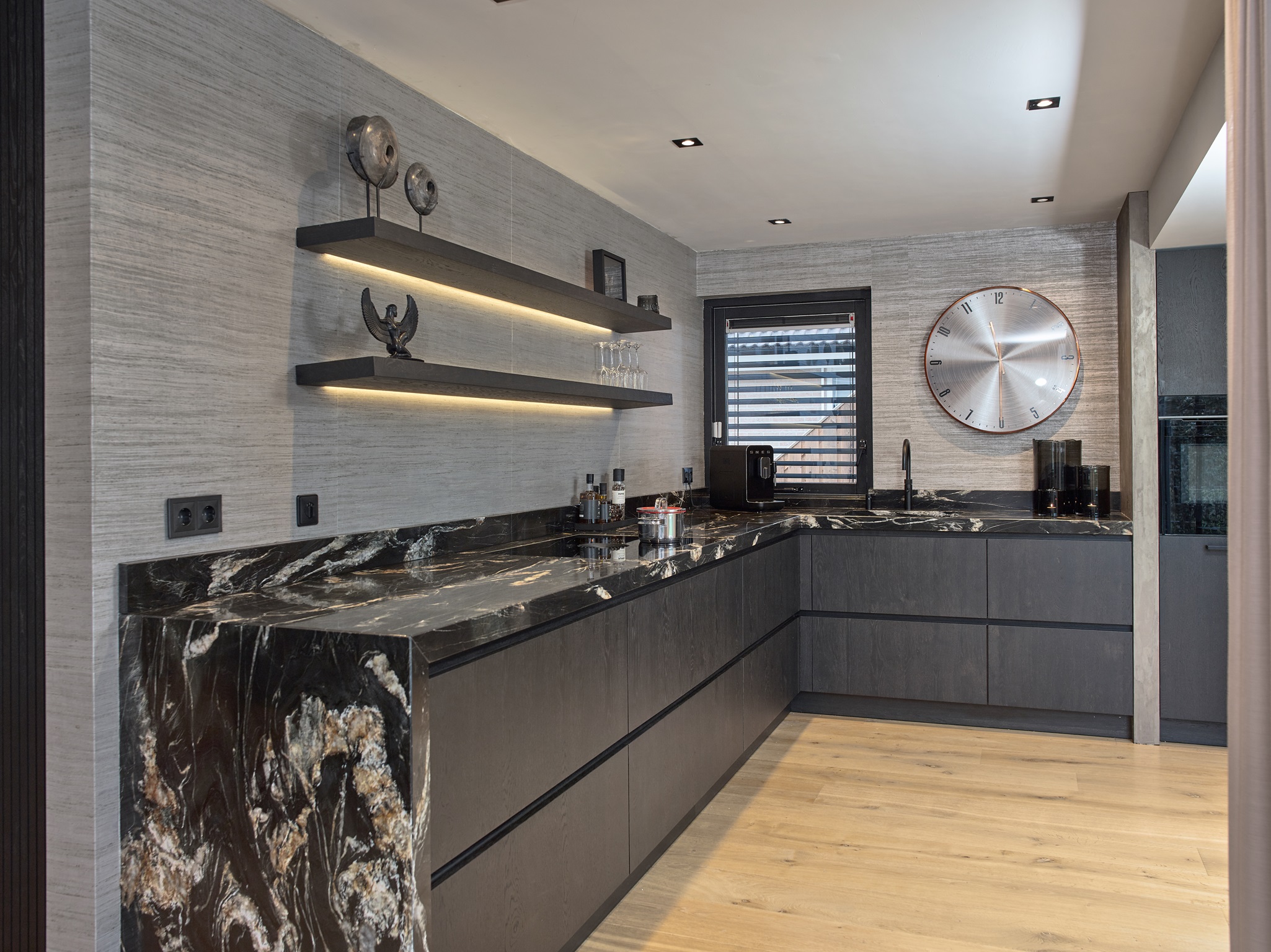 Foto: Geplaatste Tieleman keuken Laeyendecker Mereno Milano houtfineer kwartsiet aanrechtblad greeploos 3a