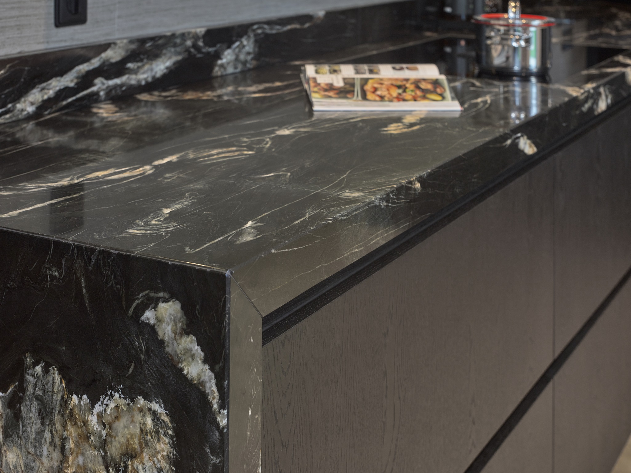 Foto: Geplaatste Tieleman keuken Laeyendecker Mereno Milano houtfineer kwartsiet aanrechtblad greeploos 5a