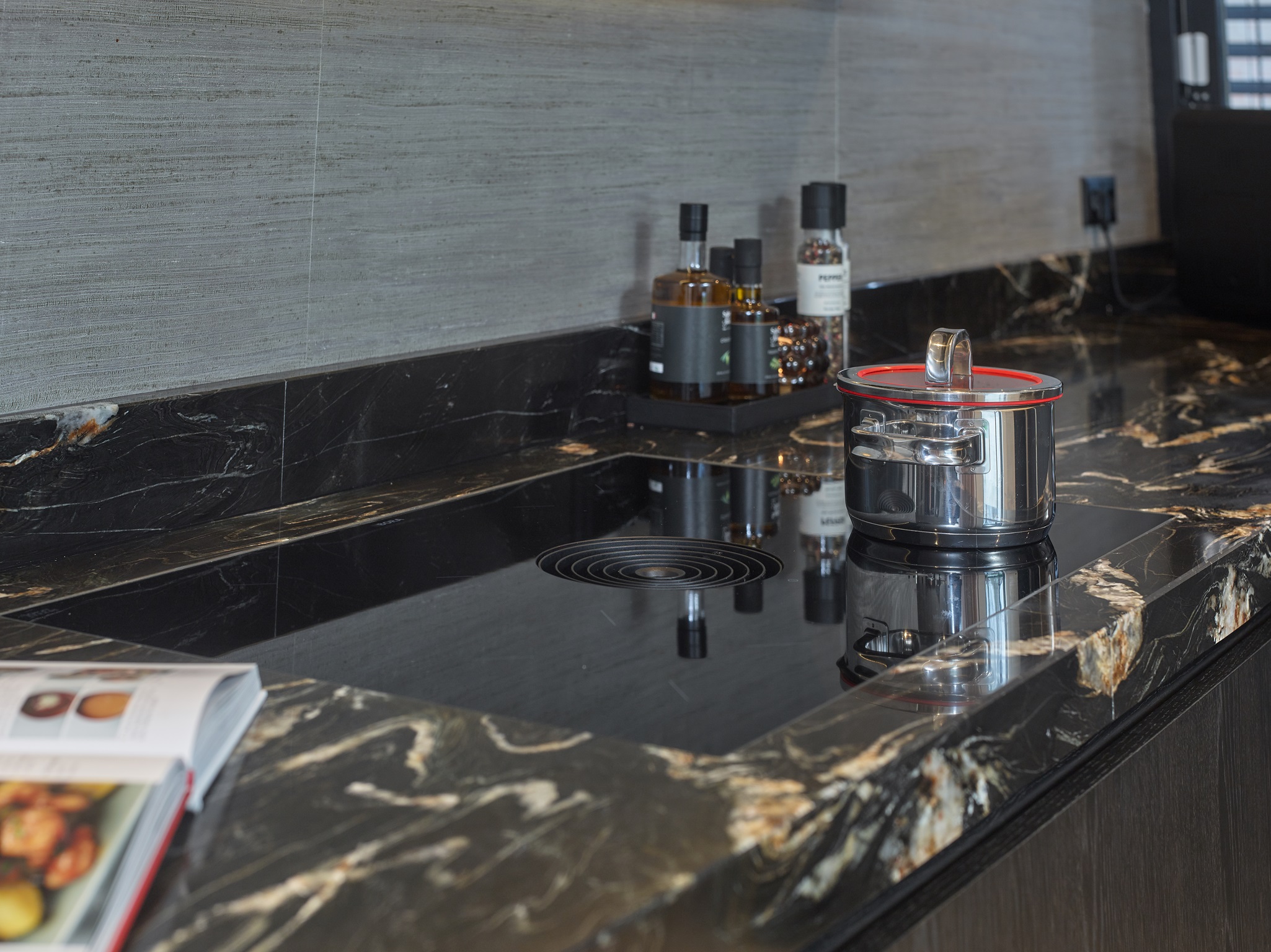 Foto: Geplaatste Tieleman keuken Laeyendecker Mereno Milano houtfineer kwartsiet aanrechtblad greeploos 7a