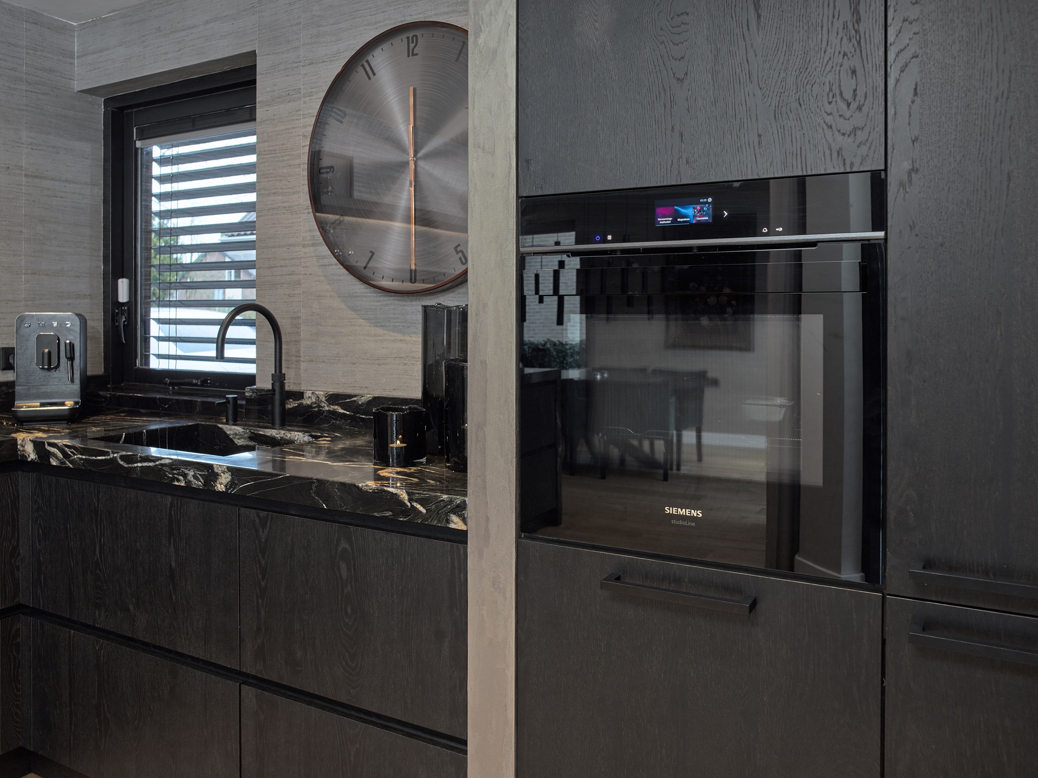 Foto: Geplaatste Tieleman keuken Laeyendecker Mereno Milano houtfineer kwartsiet aanrechtblad greeploos 9a