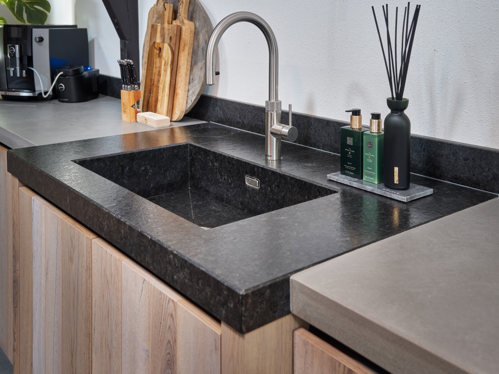 Foto: Geplaatste Tieleman Keuken Tieleman Exclusief Mereno Norfolk Wild eiken fineer Beton aanrechtblad Granieten aanrechtblad Oostvoorne 11