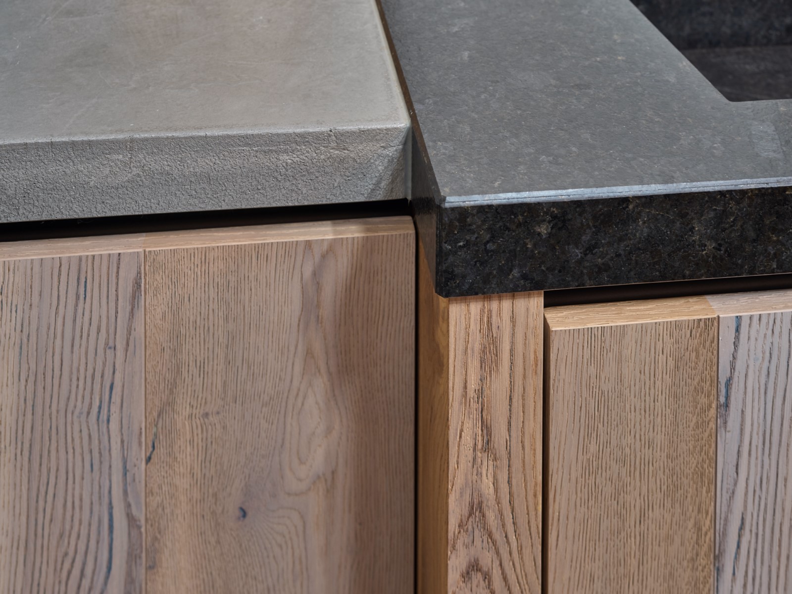 Foto: Geplaatste Tieleman Keuken Tieleman Exclusief Mereno Norfolk Wild eiken fineer Beton aanrechtblad Granieten aanrechtblad Oostvoorne 32