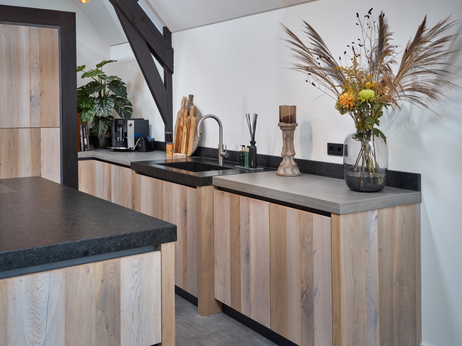 Foto: Geplaatste Tieleman Keuken Tieleman Exclusief Mereno Norfolk Wild eiken fineer Beton aanrechtblad Granieten aanrechtblad Oostvoorne 9