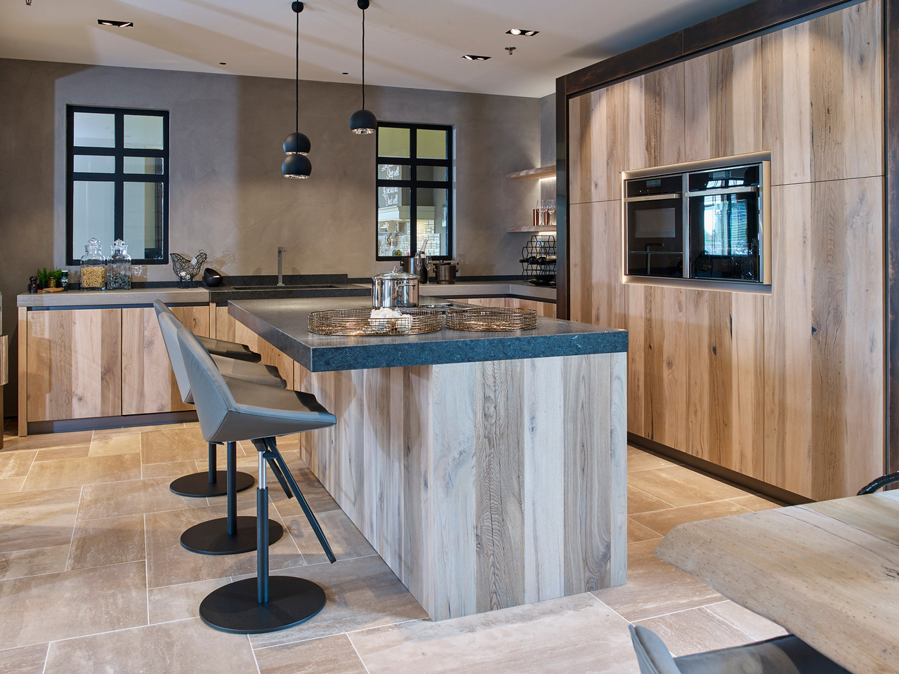 Foto: Studio 92a Tieleman Exclusief Norfolk houten veroudert eiken keuken met koperen stollen  beton en graniet aanrechtblad tieleman keukens 3