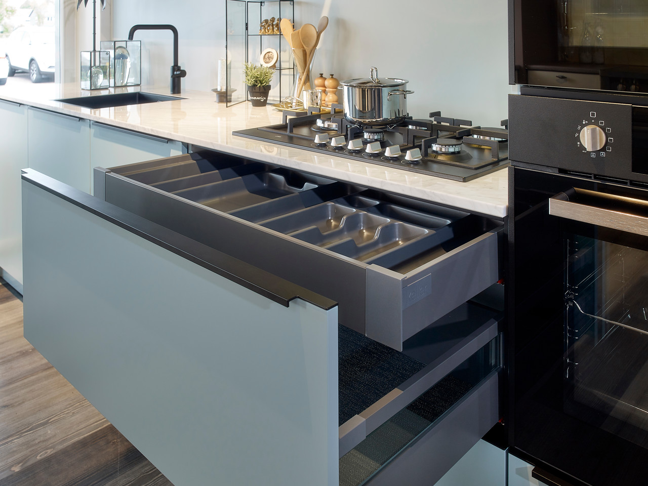 Foto: Studio 12d Keller keuken Crystal Elba NCS S3010 B30G Walnoot horizontaal Tieleman Keukens 6