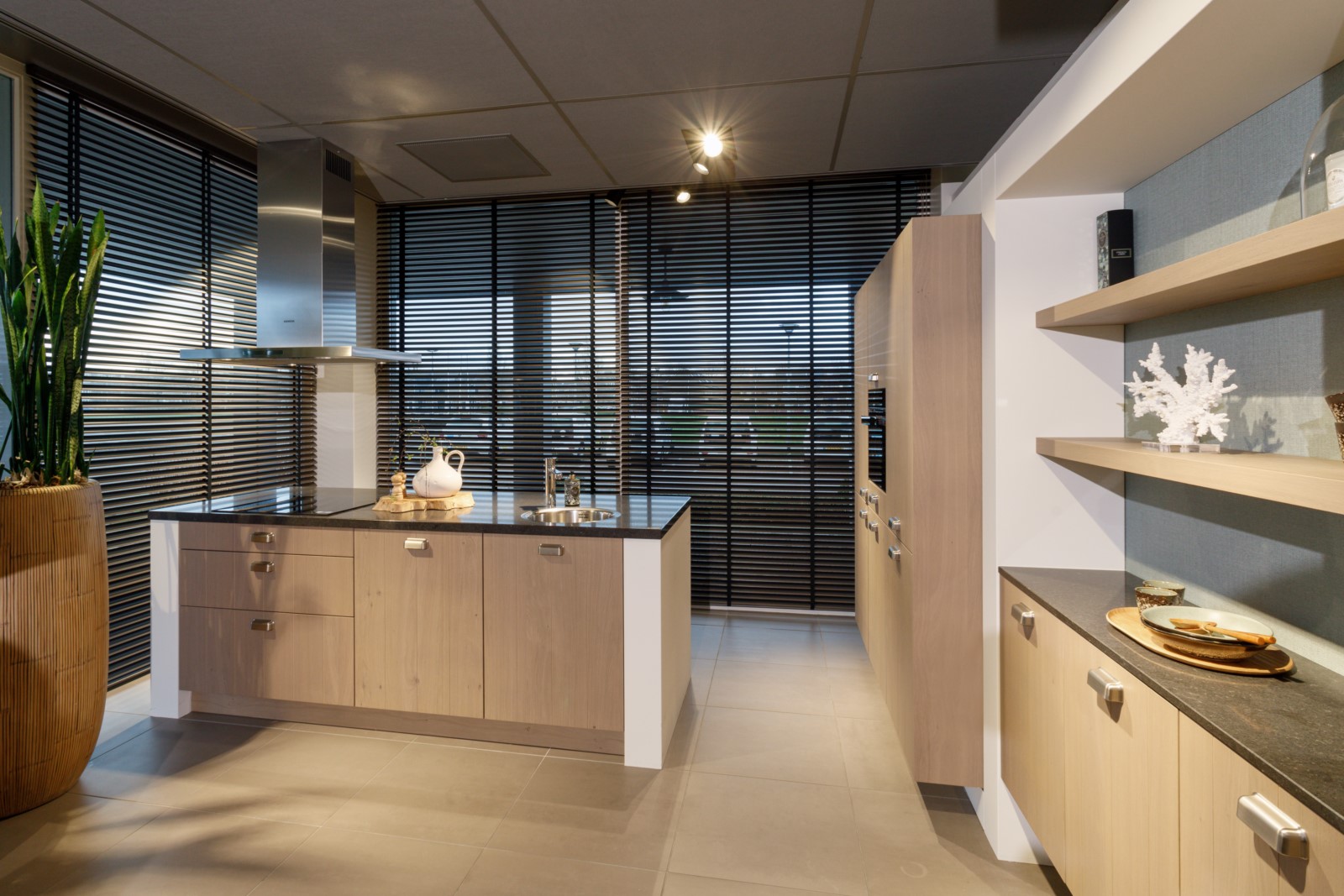 Foto : Keller Nijenborgh met keukenfronten in grijs gebeitst fineer